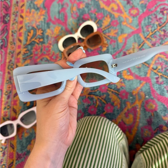 (LOT OF 4) Colorful Sunglasses - Picture 3 of 5